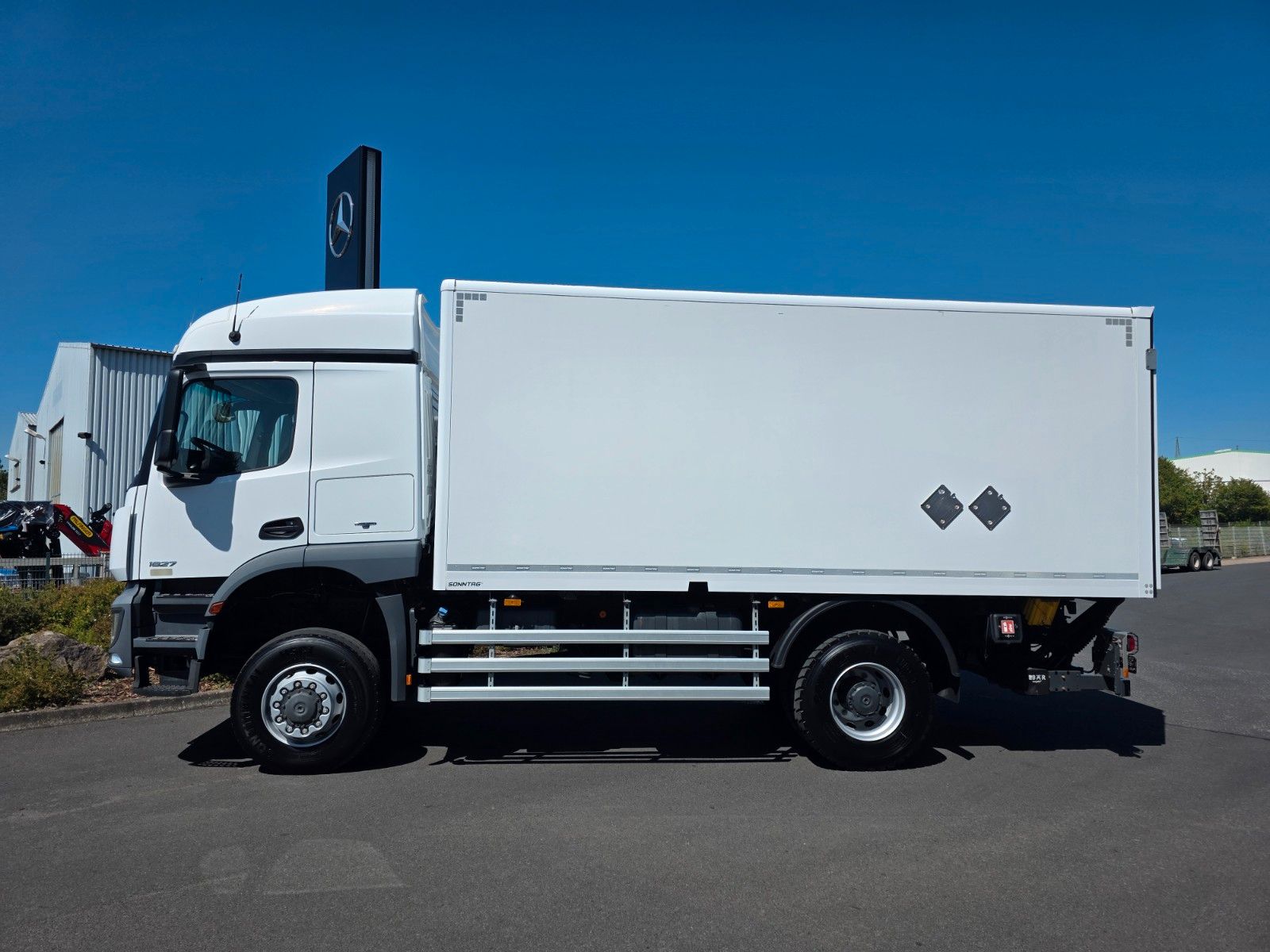Fahrzeugabbildung Mercedes-Benz Arocs 1827 A 4x4 LBW Tür+Treppe Schalter