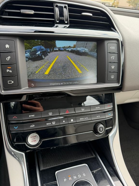 Jaguar XE 20d 180PS Automatik*Leder*Navi*Xenon