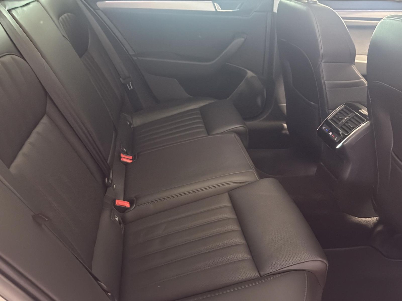 Fahrzeugabbildung SKODA Superb Combi Premium Edition/ AHK