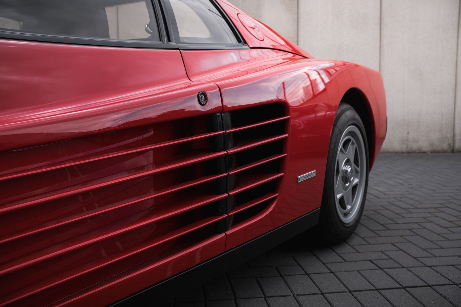 Fahrzeugabbildung Ferrari Testarossa - 2. Hd.- wenig KM - dt. Auto - TOP!