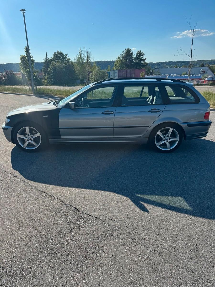 BMW 318 2004 — rear view