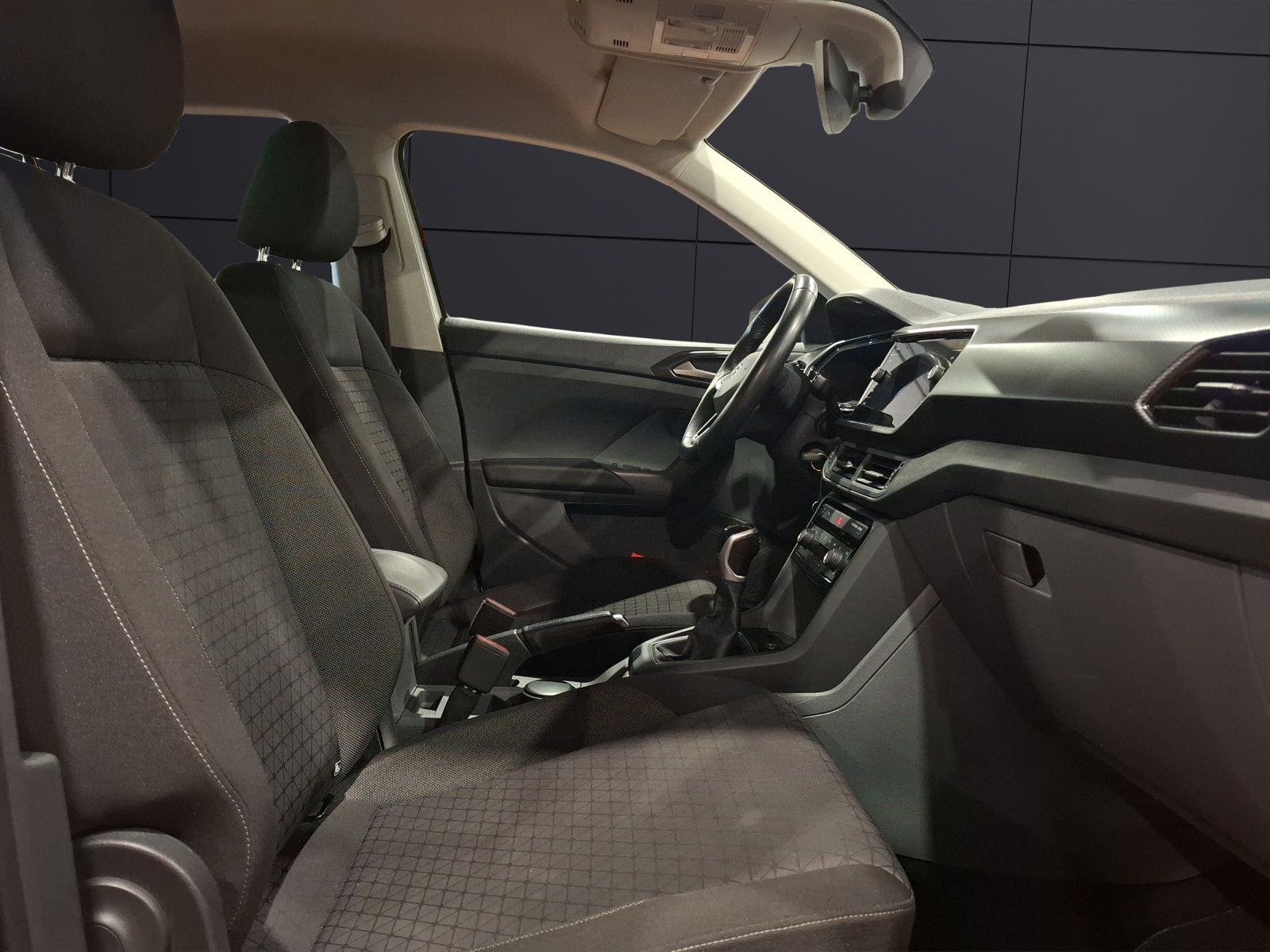 Fahrzeugabbildung Volkswagen T-Cross TSI Life AHK Navi ACC PDC SH 17"