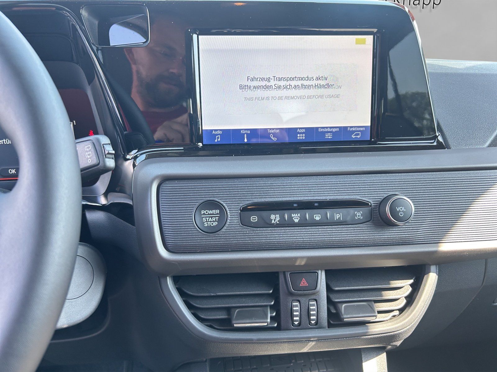 Fahrzeugabbildung Ford Tourneo Courier Titanium Automatik