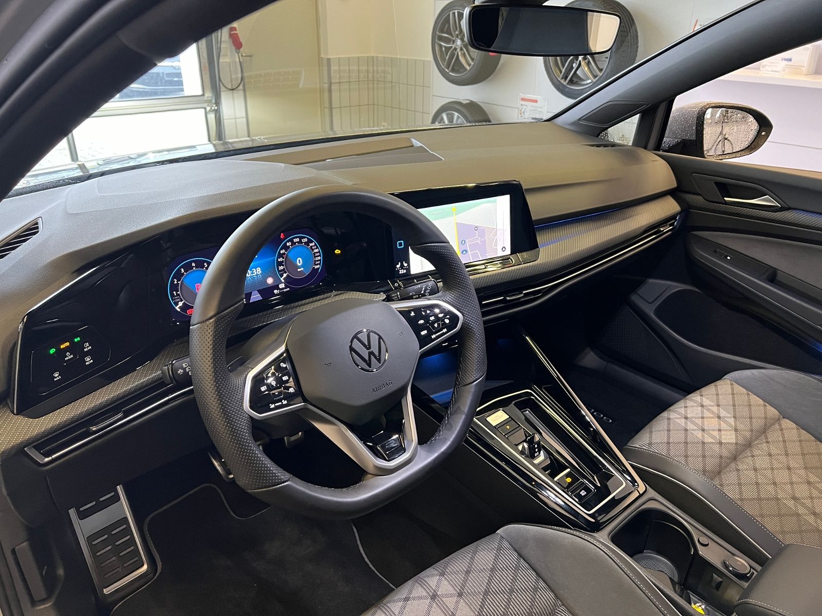 Fahrzeugabbildung Volkswagen Golf VIII Variant R-Line 1.5 eTSI DSG *AHK, LED,