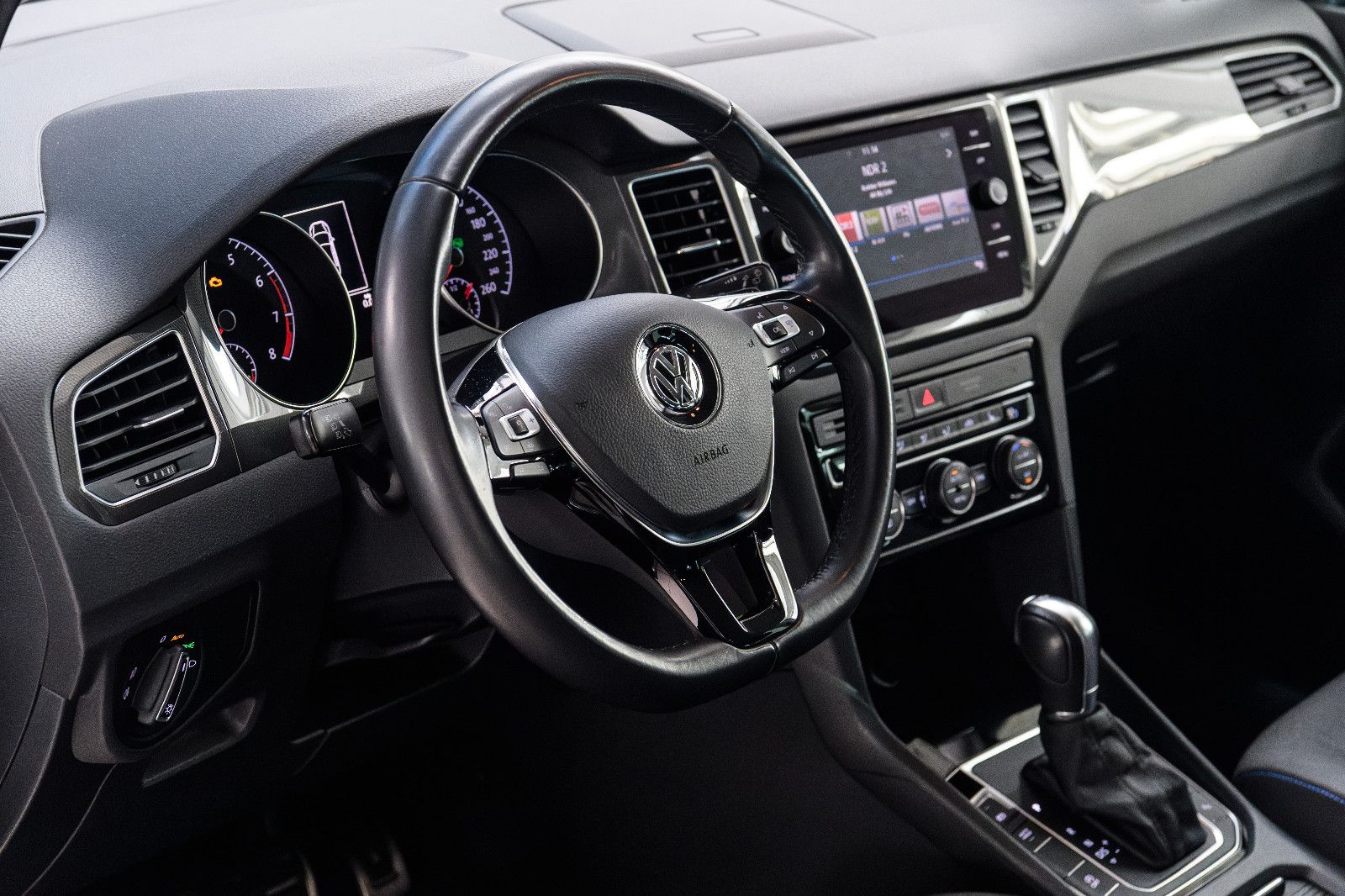 Fahrzeugabbildung Volkswagen Golf Sportsvan+LED+AHK+GJR+SHZ+NAVI+KAMERA