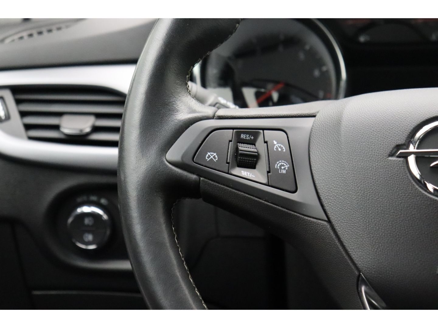 Fahrzeugabbildung Opel Astra K Sports Tourer Edition Start Stop LED SHZ