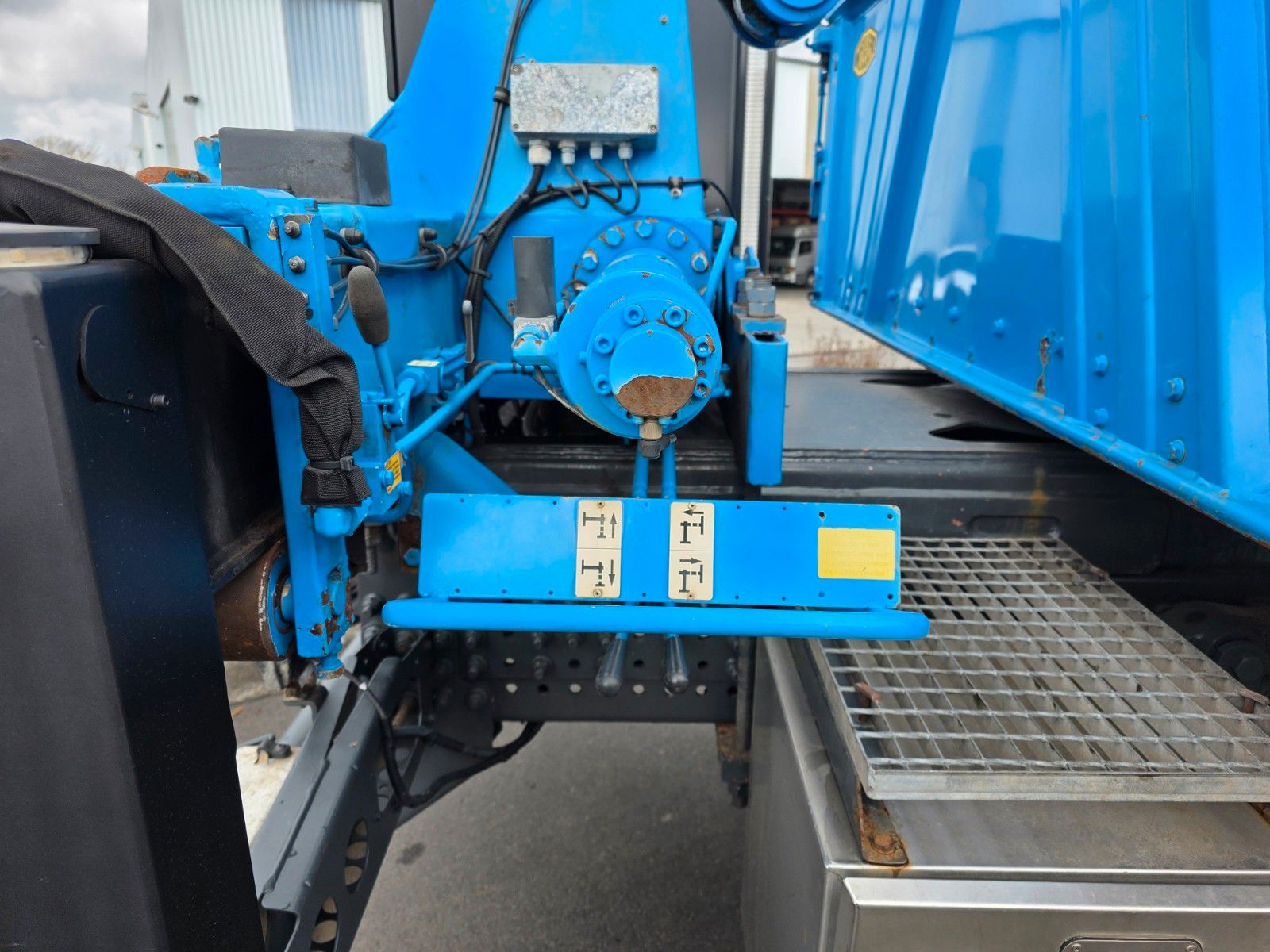 Fahrzeugabbildung Mercedes-Benz Arocs 1832 KK 4x2 Kran MKG HLK 116 A3 Funk