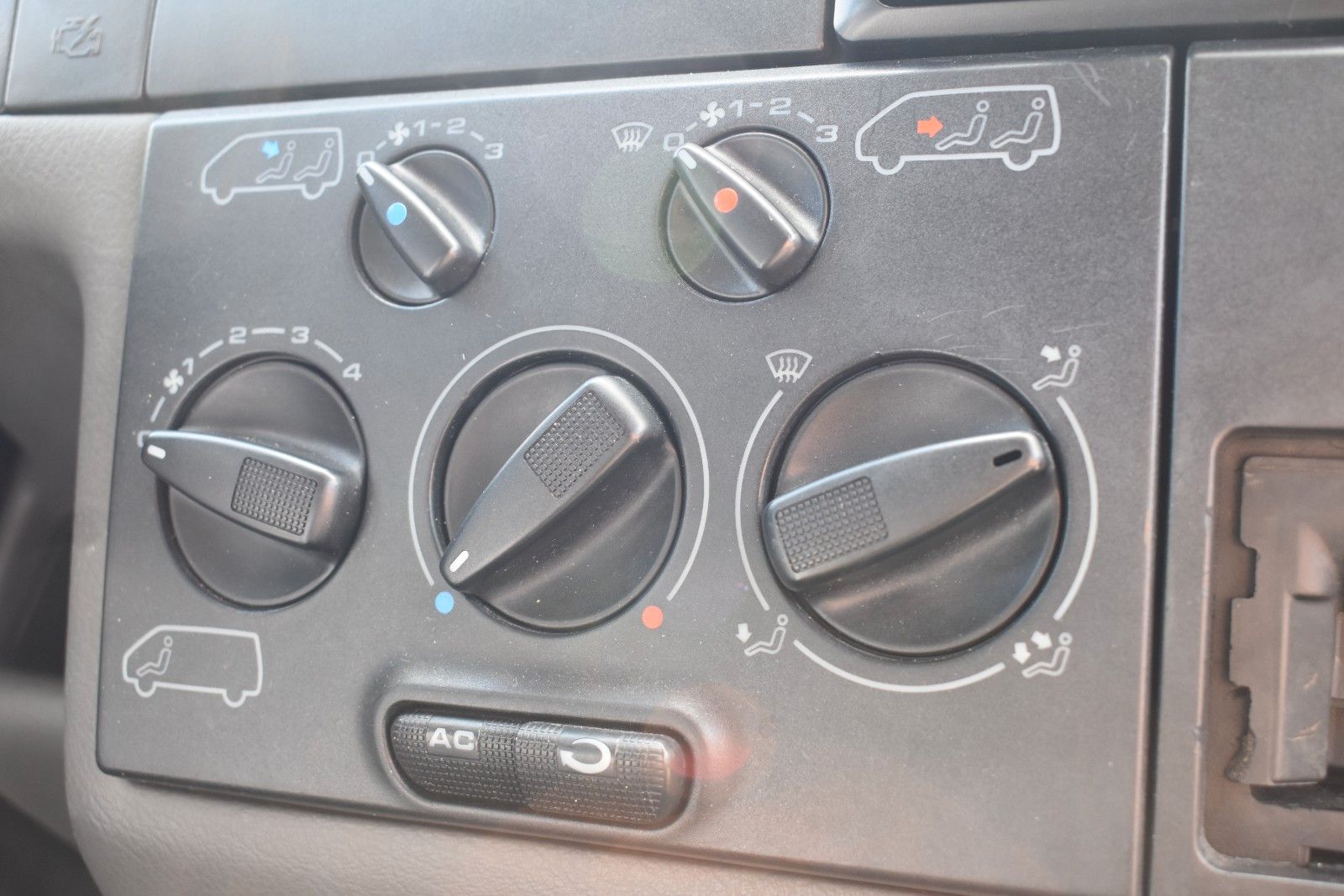 Fahrzeugabbildung Volkswagen T4 Caravelle 2.5 TDI KLIMA/SERVO/ABS/AHK