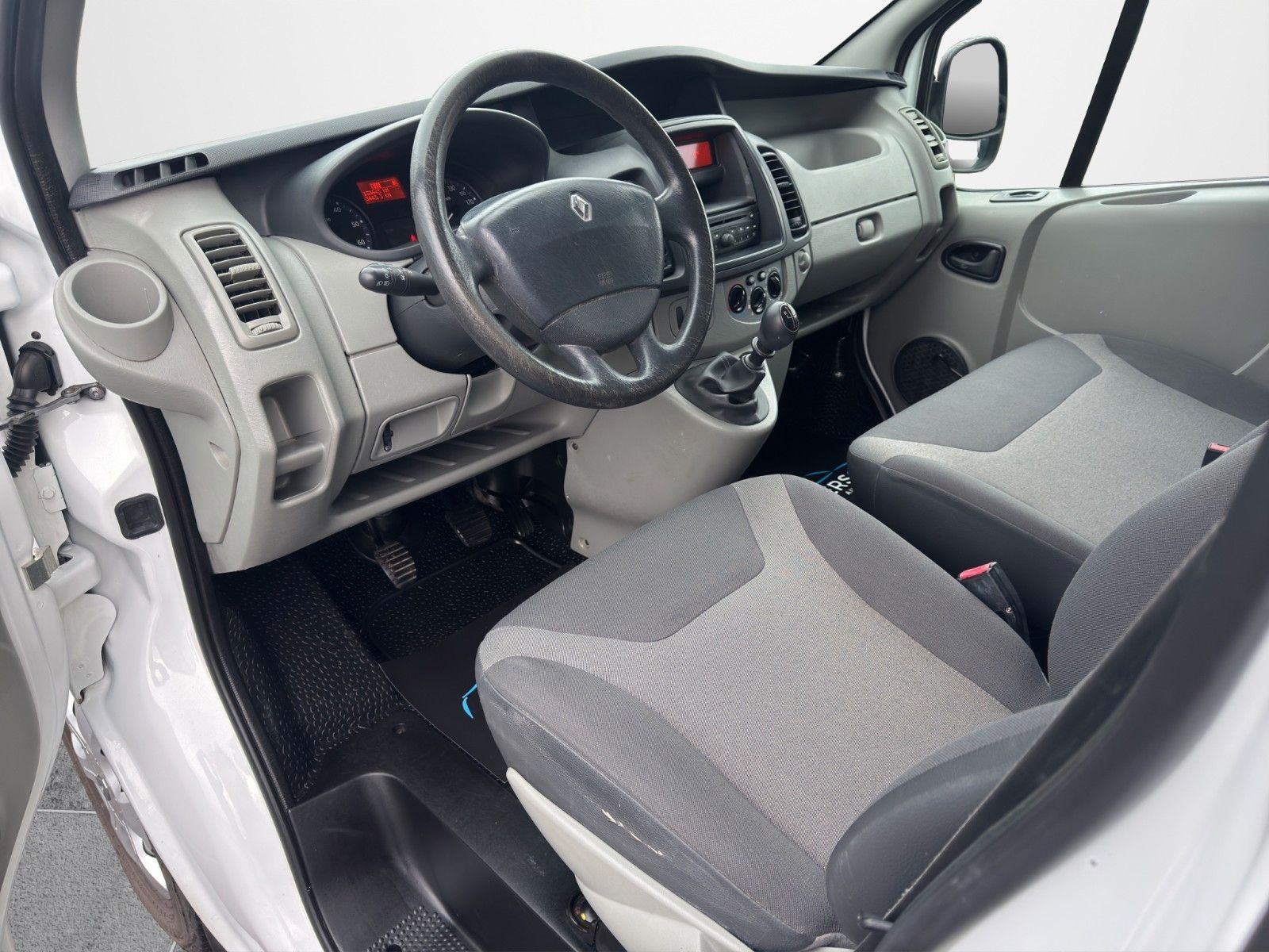 Fahrzeugabbildung Renault TRAFIC KASTEN L2H1 DOKA 2,9T KOMFORT 6-SITZER