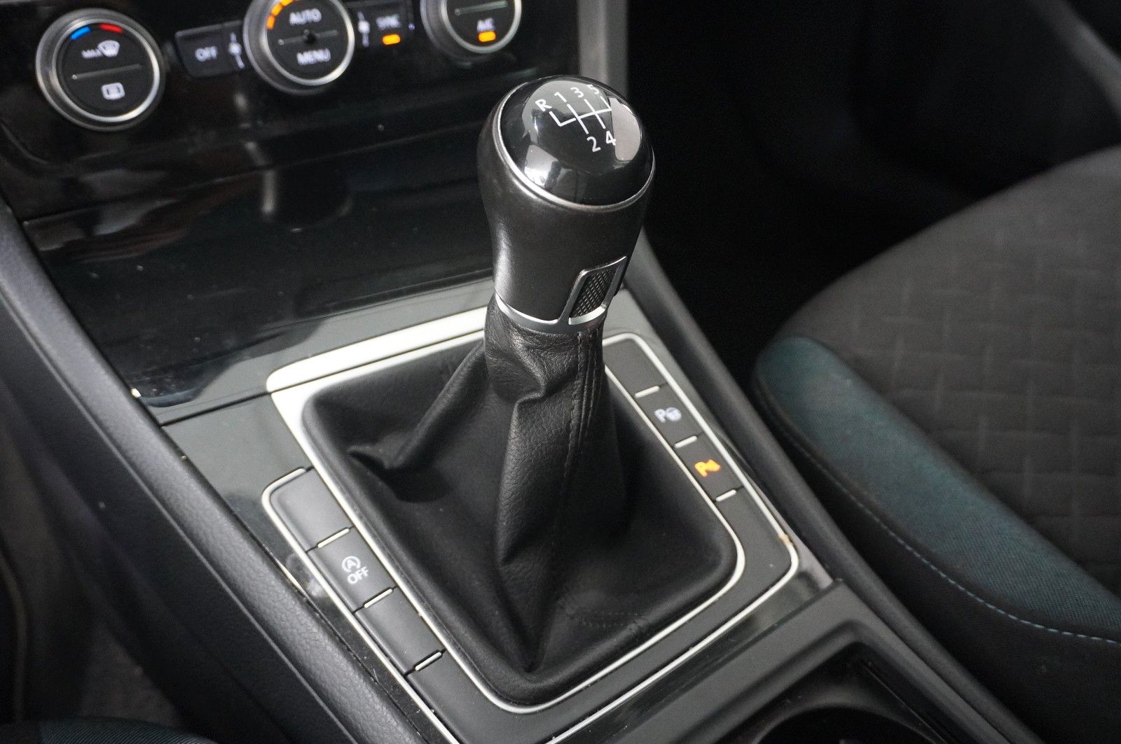 Fahrzeugabbildung Volkswagen Golf VII VAR. 1.6 TDI IQ-DRIVE NAVI/LED/ACC/AHK