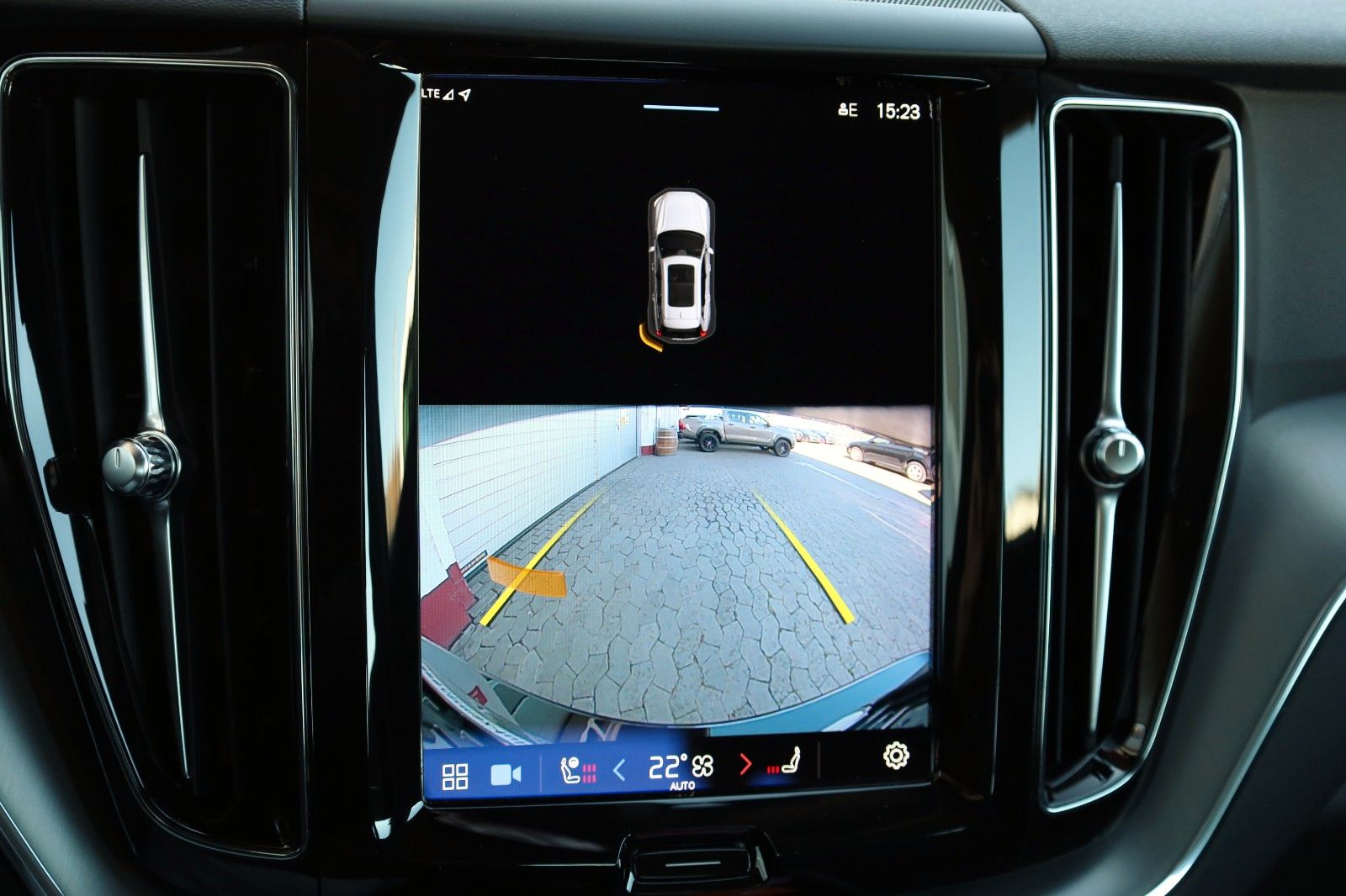 Fahrzeugabbildung Volvo XC60 Core B4 D,Navi,LED,4xSH,Kamera,Carplay,ACC