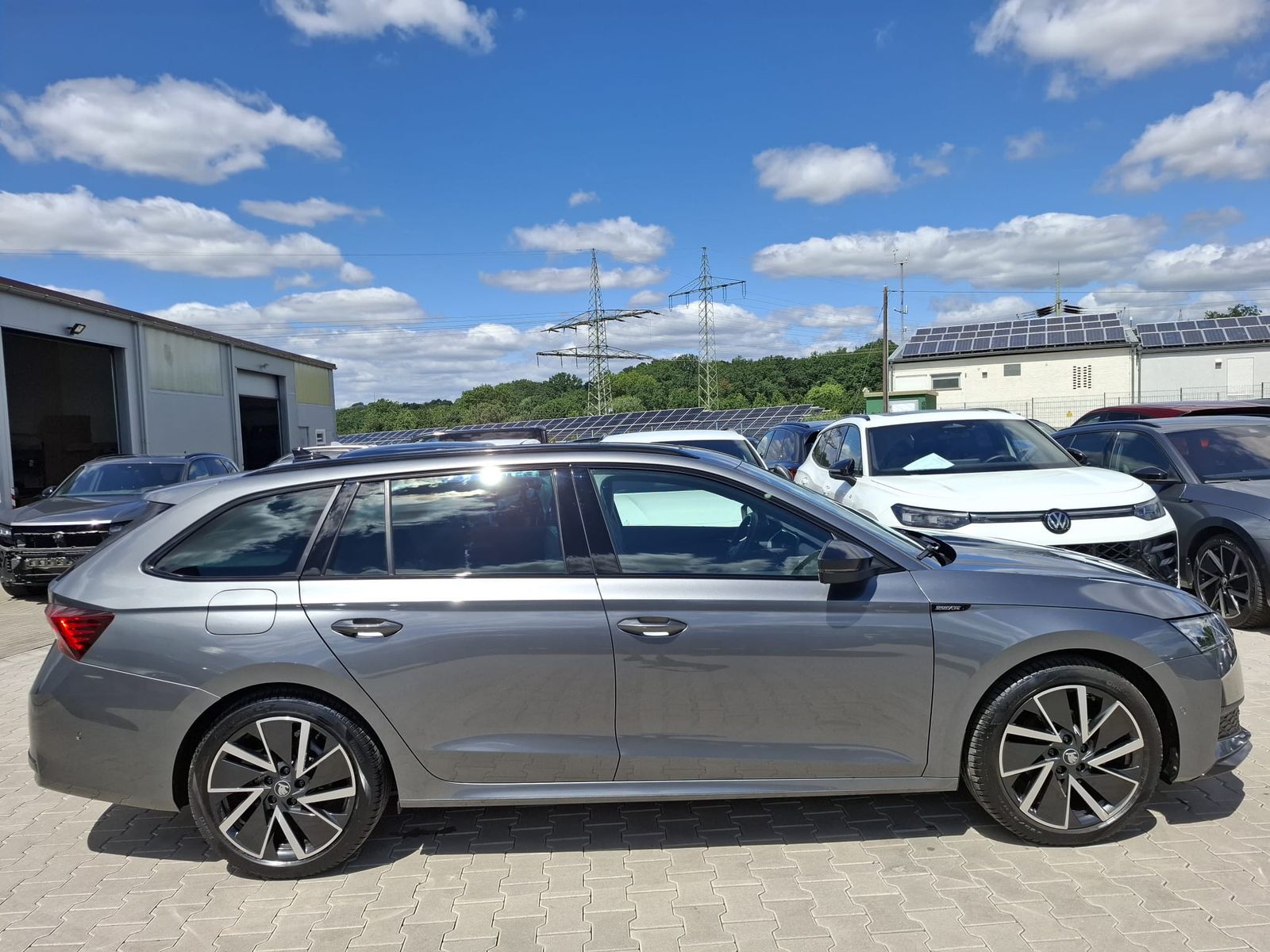 Fahrzeugabbildung SKODA Octavia 1.5 DSG Sportline PANO*MATRIX*AHK*5J.GAR