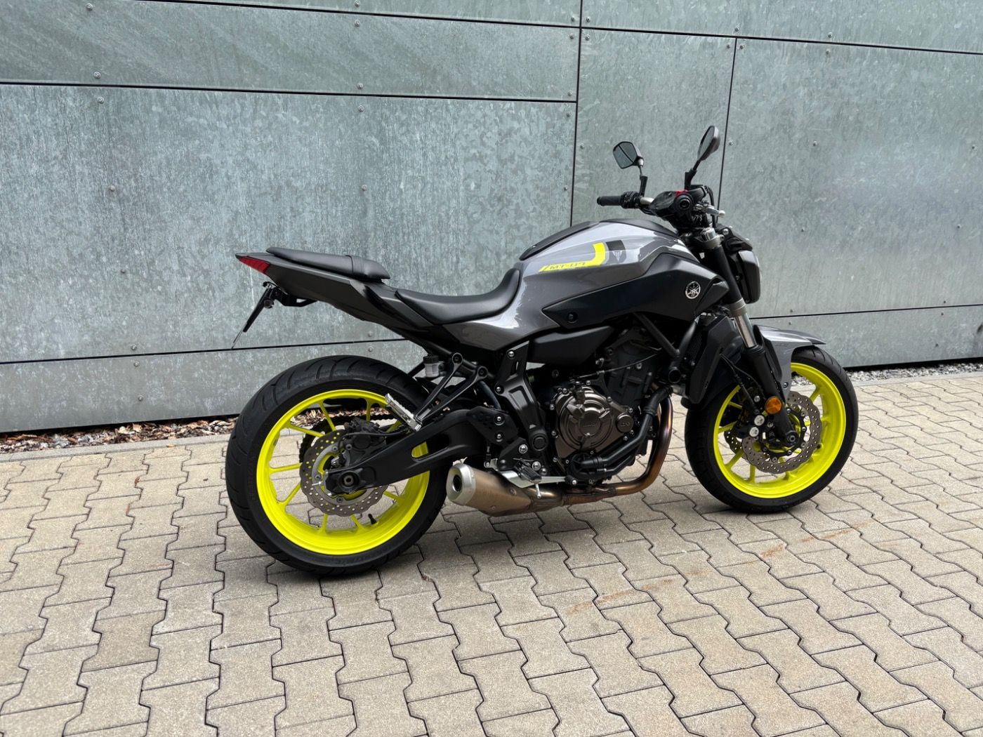 Fahrzeugabbildung Yamaha MT 07 mit Tieferlegung, kurzer Kennzeichenhalter