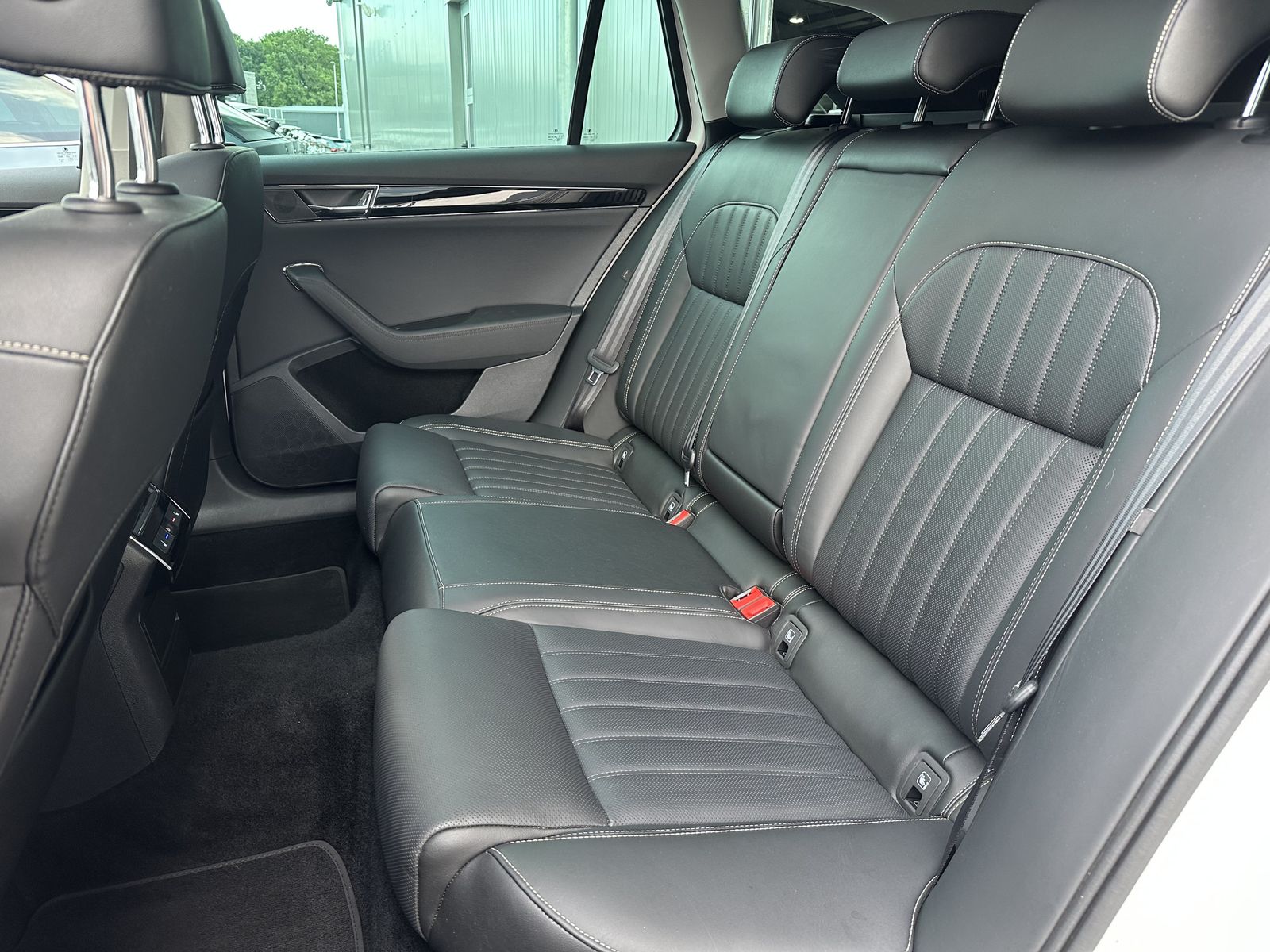 Fahrzeugabbildung SKODA Superb Combi 2.0 TDI DSG L&K NAV+LED+AHK+PANO+SH