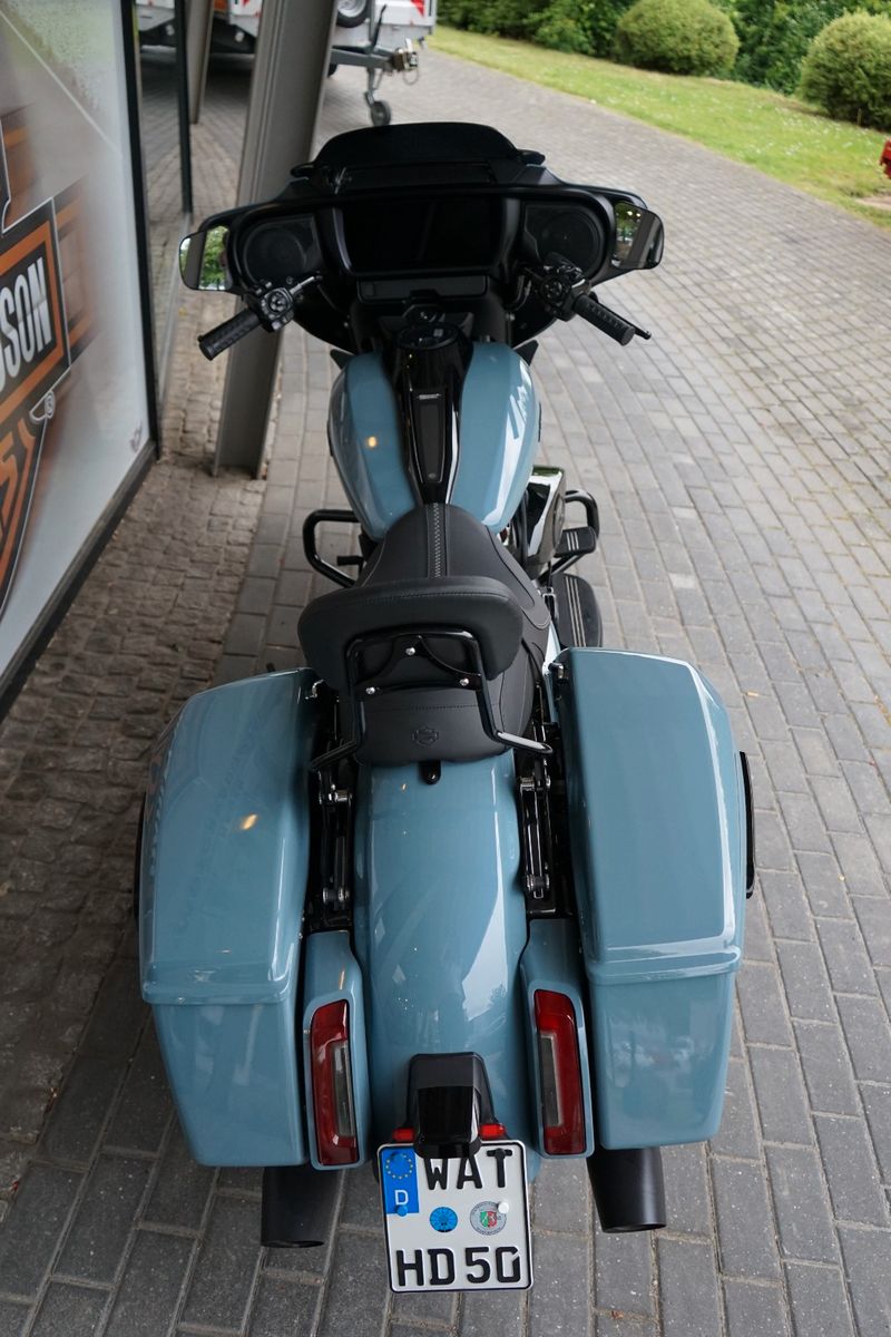 Fahrzeugabbildung Harley-Davidson Street Glide FLHX Black Finish mit Sissy Bar
