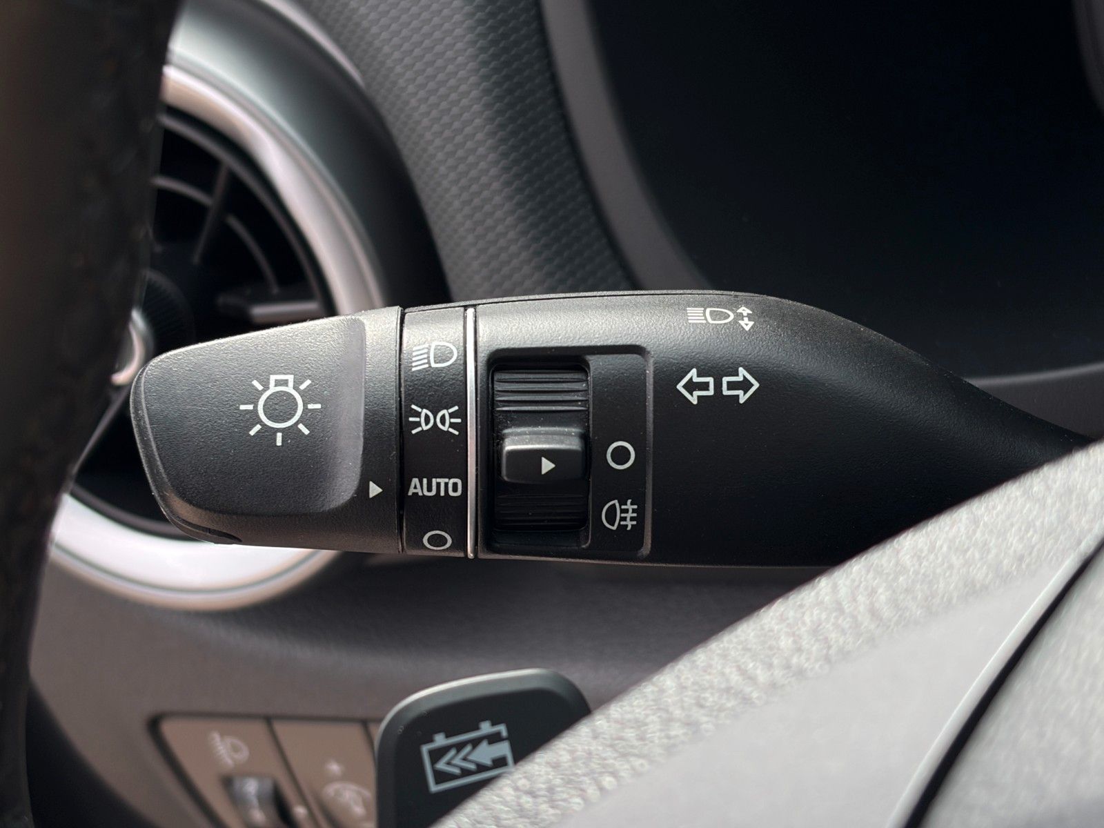 Fahrzeugabbildung Hyundai KONA E Select ACC PDC CAM SHZ LKAS CarPlay