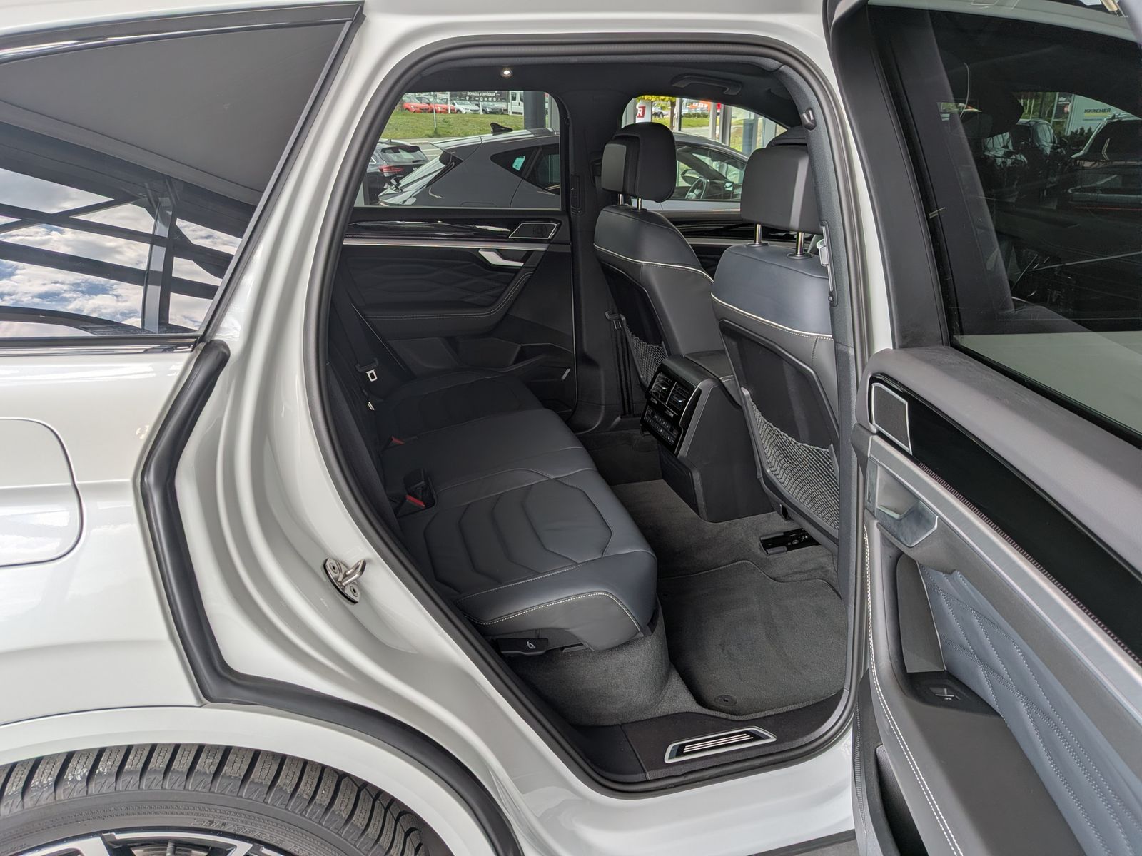 Fahrzeugabbildung Volkswagen Touareg 3.0TDI 4M R-Line VOLL Black 22" UPE 114T