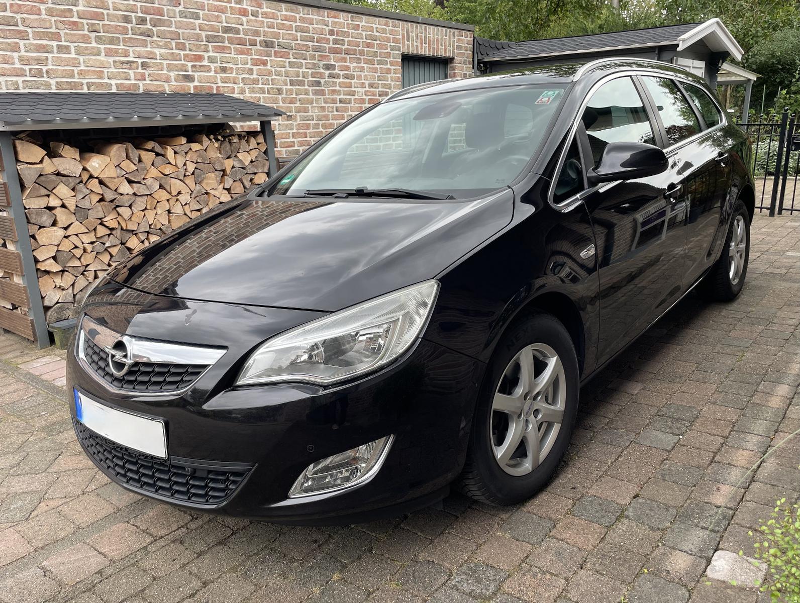 Opel Astra 2011 — rear view