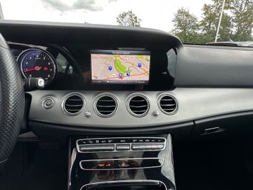 Fahrzeugabbildung Mercedes-Benz E 250 Limousine Avantgarde Pano