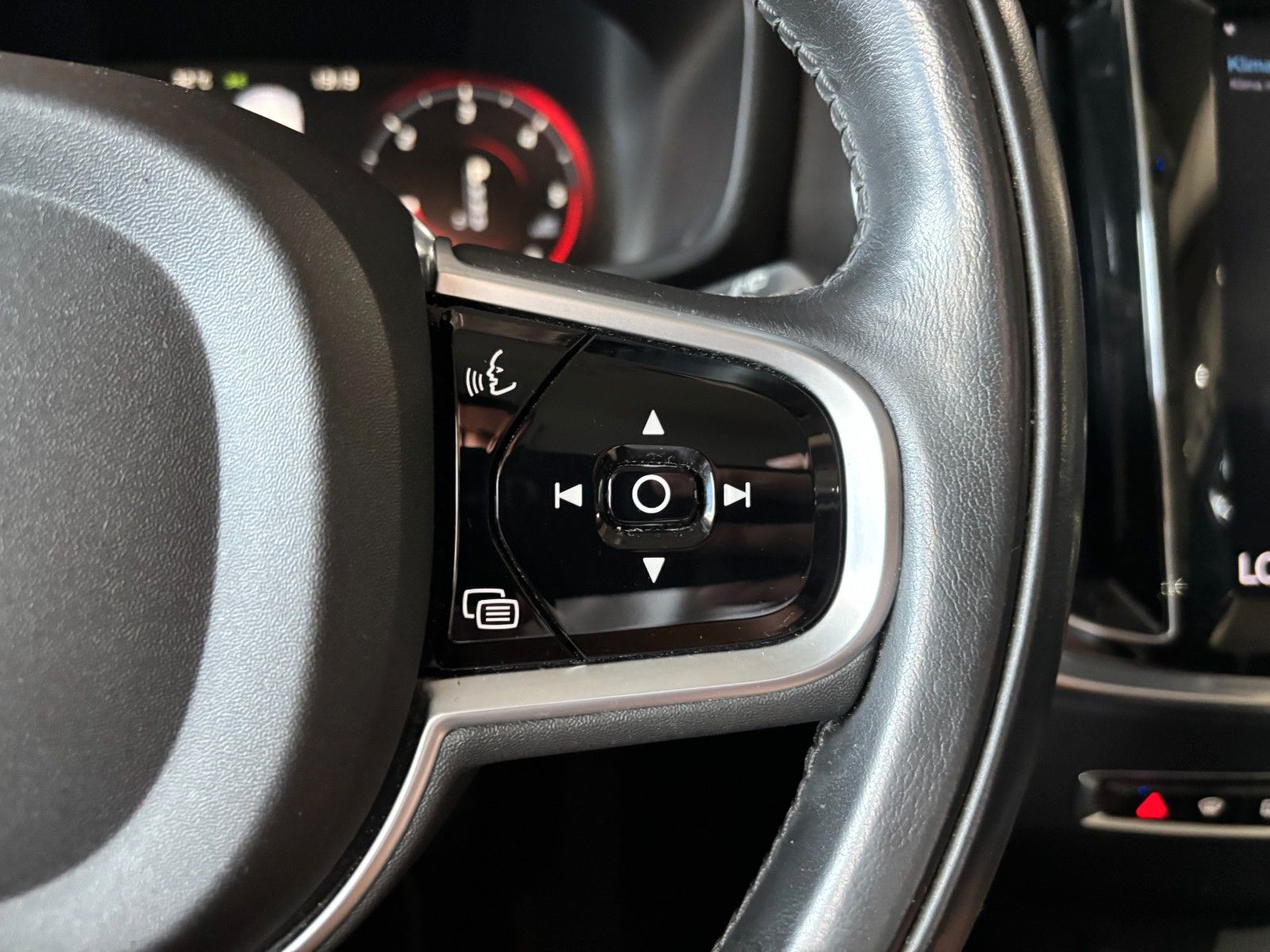 Fahrzeugabbildung Volvo V60 Momentum /KAMERA/LED/SHZ/ACC+/NAVI
