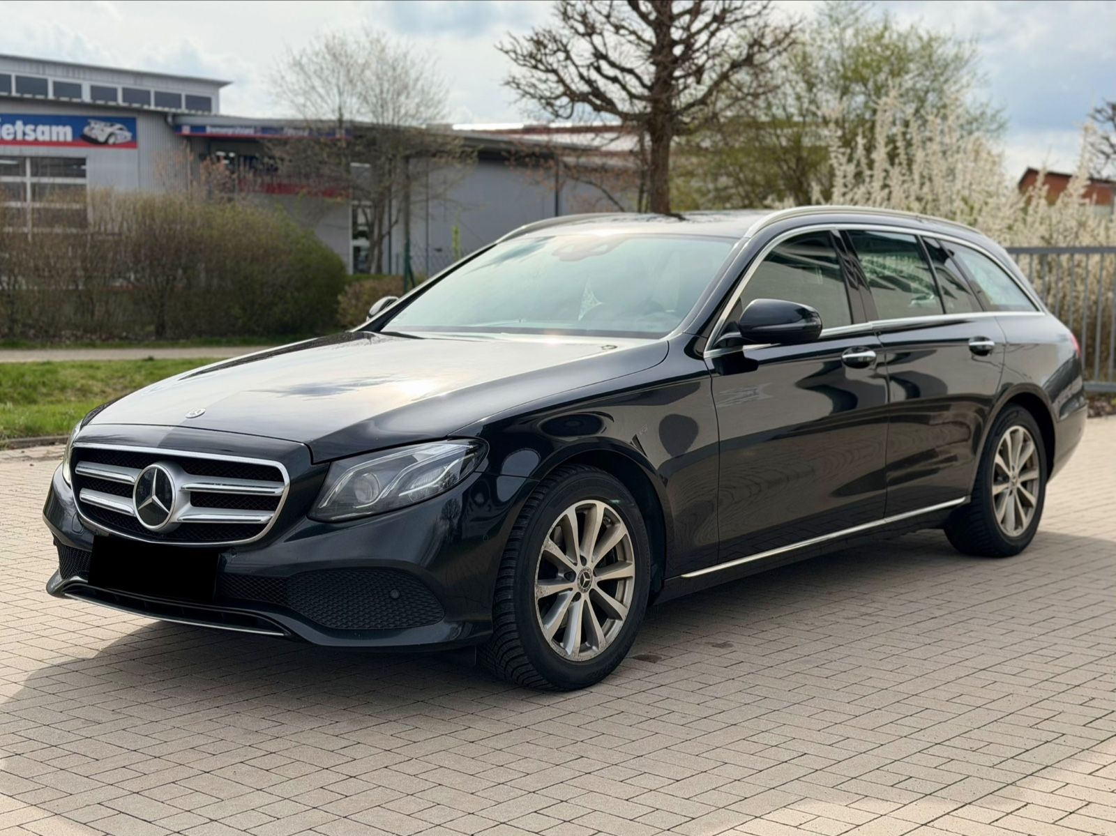 MERCEDES-BENZ E 220