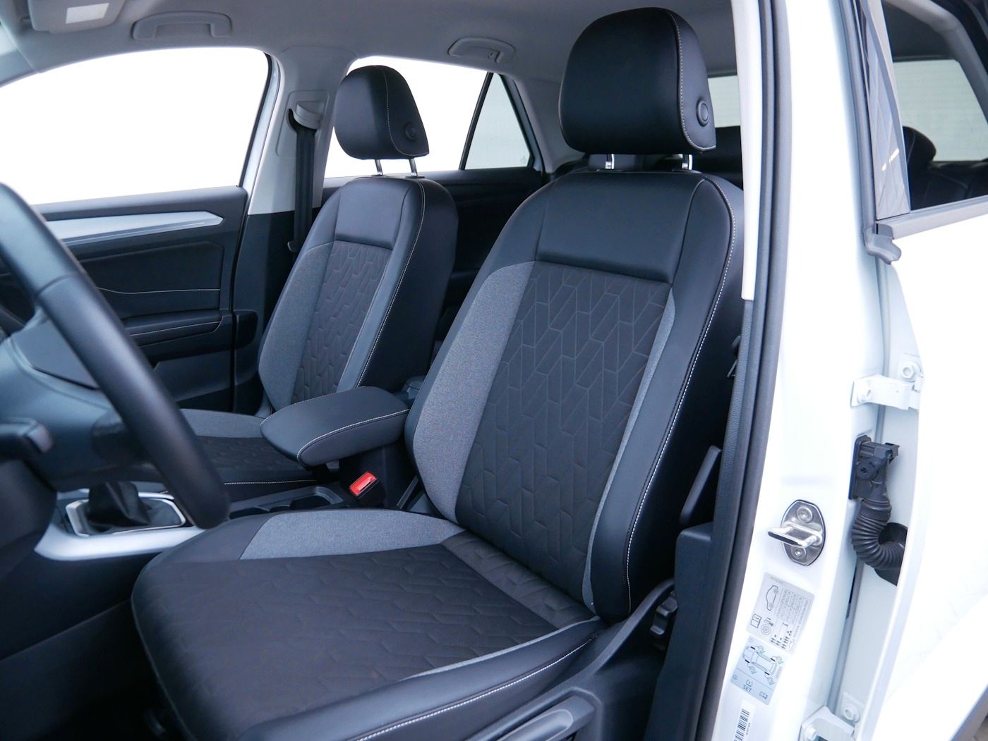 Fahrzeugabbildung Volkswagen T-Roc 1.0 TSI GOAL NEU35T ACC SHZ LED Allwetter