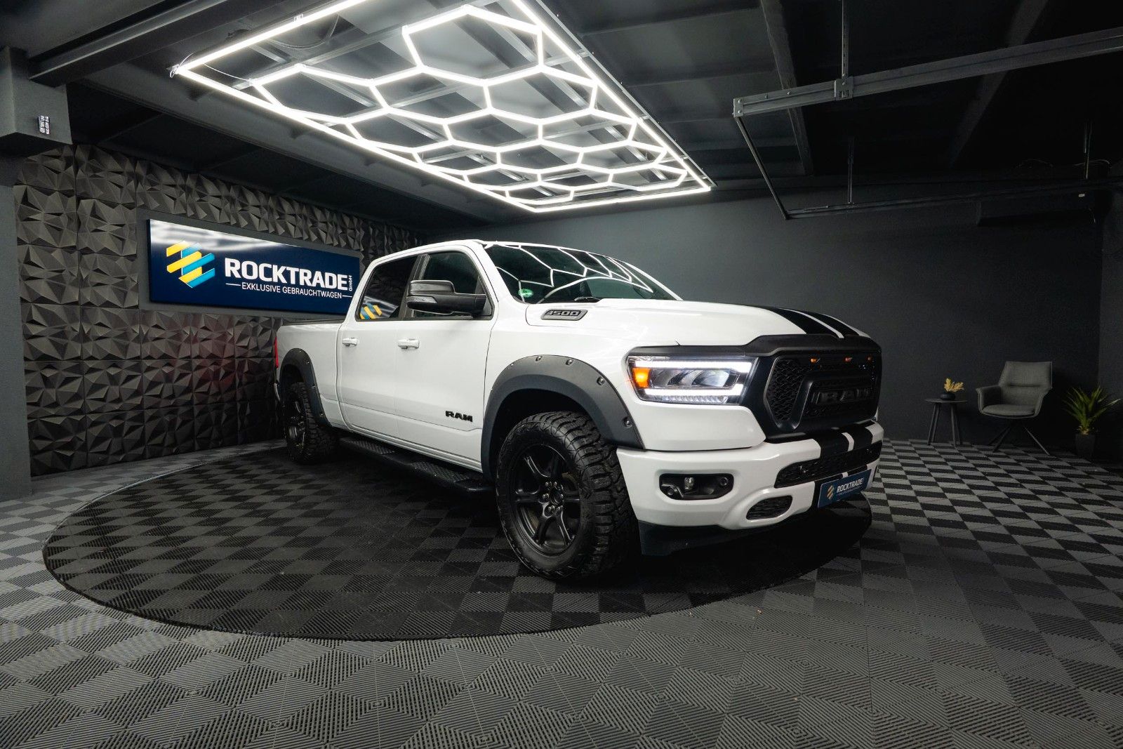 Fahrzeugabbildung Dodge RAM 5.7 V8 HEMI 4x4 OFFROAD Night-Paket LONGBED