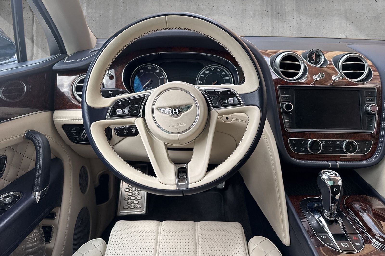Fahrzeugabbildung Bentley Bentayga W12*First Edition*Dt. Auto*Naim*Mulline