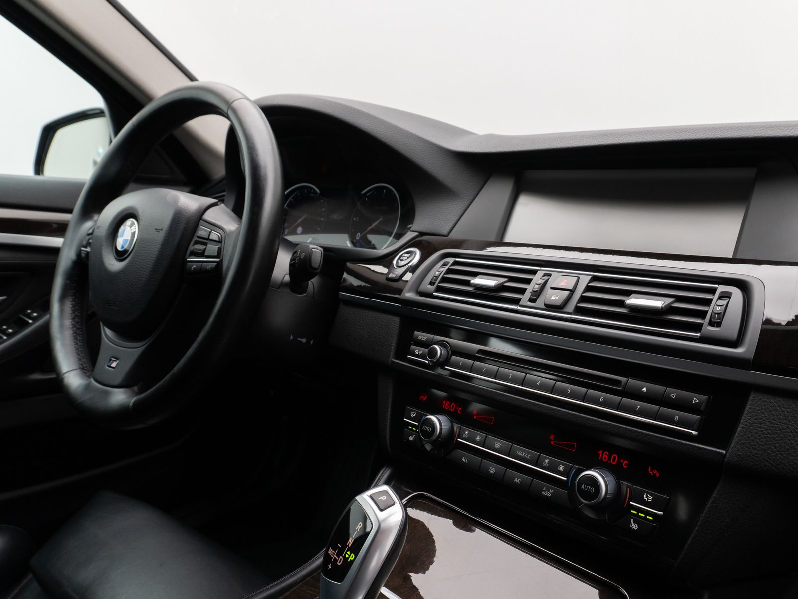 Fahrzeugabbildung BMW 530d HUD HiFi 360°Xenon SoftCl AHK Komfort Sport