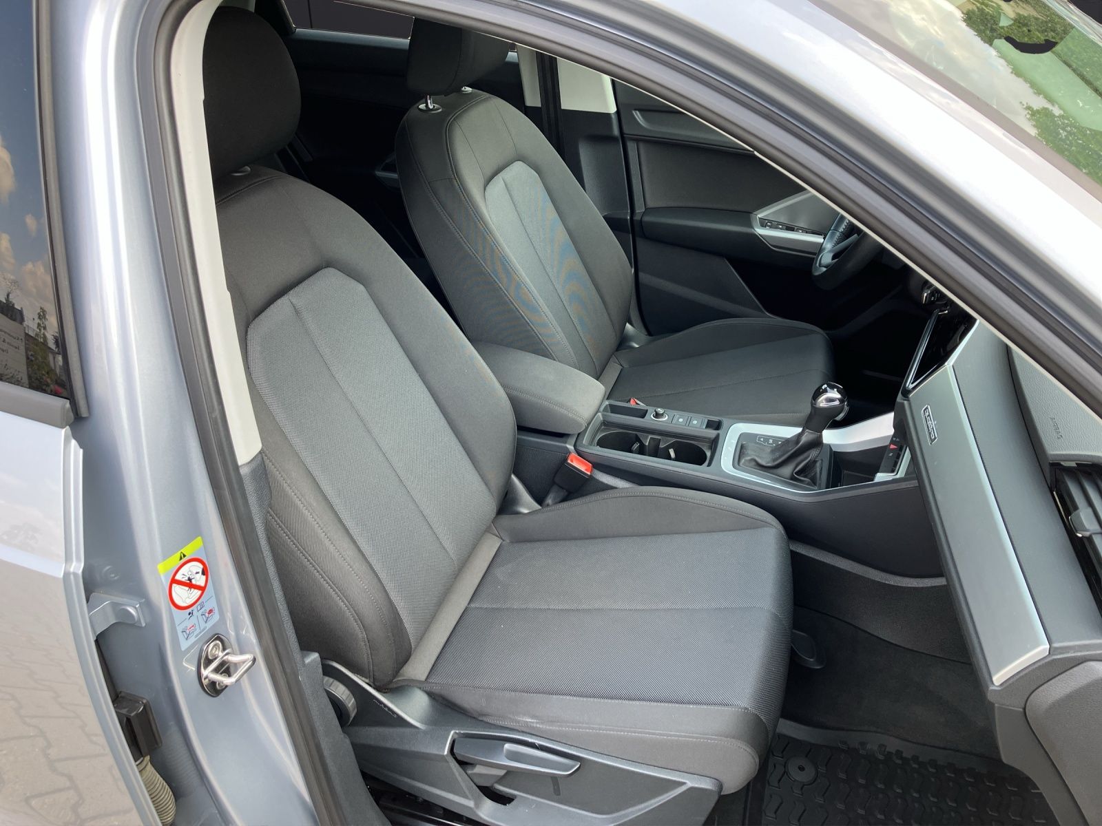 Fahrzeugabbildung Audi Q3 40 TFSI quattro S-tronic LED 18" AVC SHZ