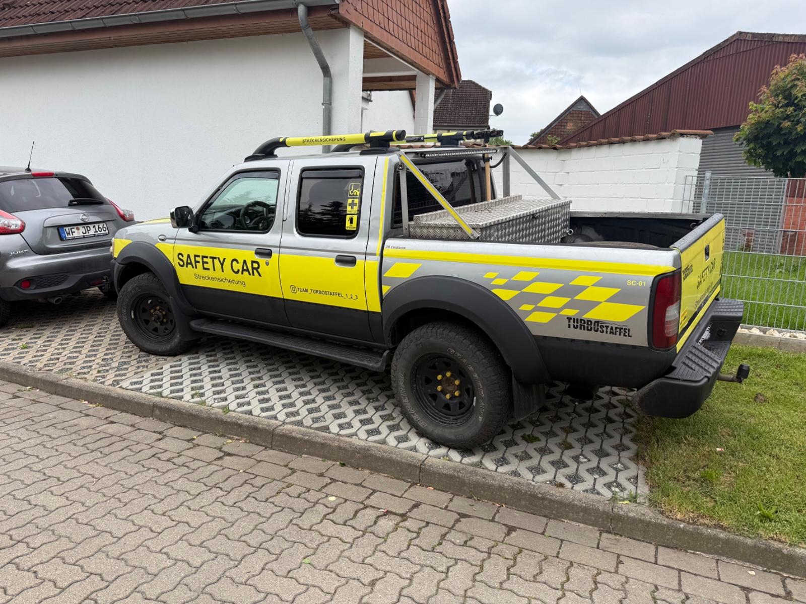 Nissan NP 300 4X4 DOPPELT KABINEN TÜV 01 / 2028