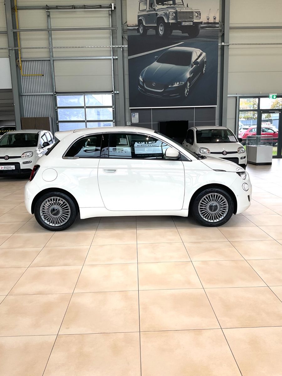 Fahrzeugabbildung Fiat 500e + Komfort Paket, Style Paket