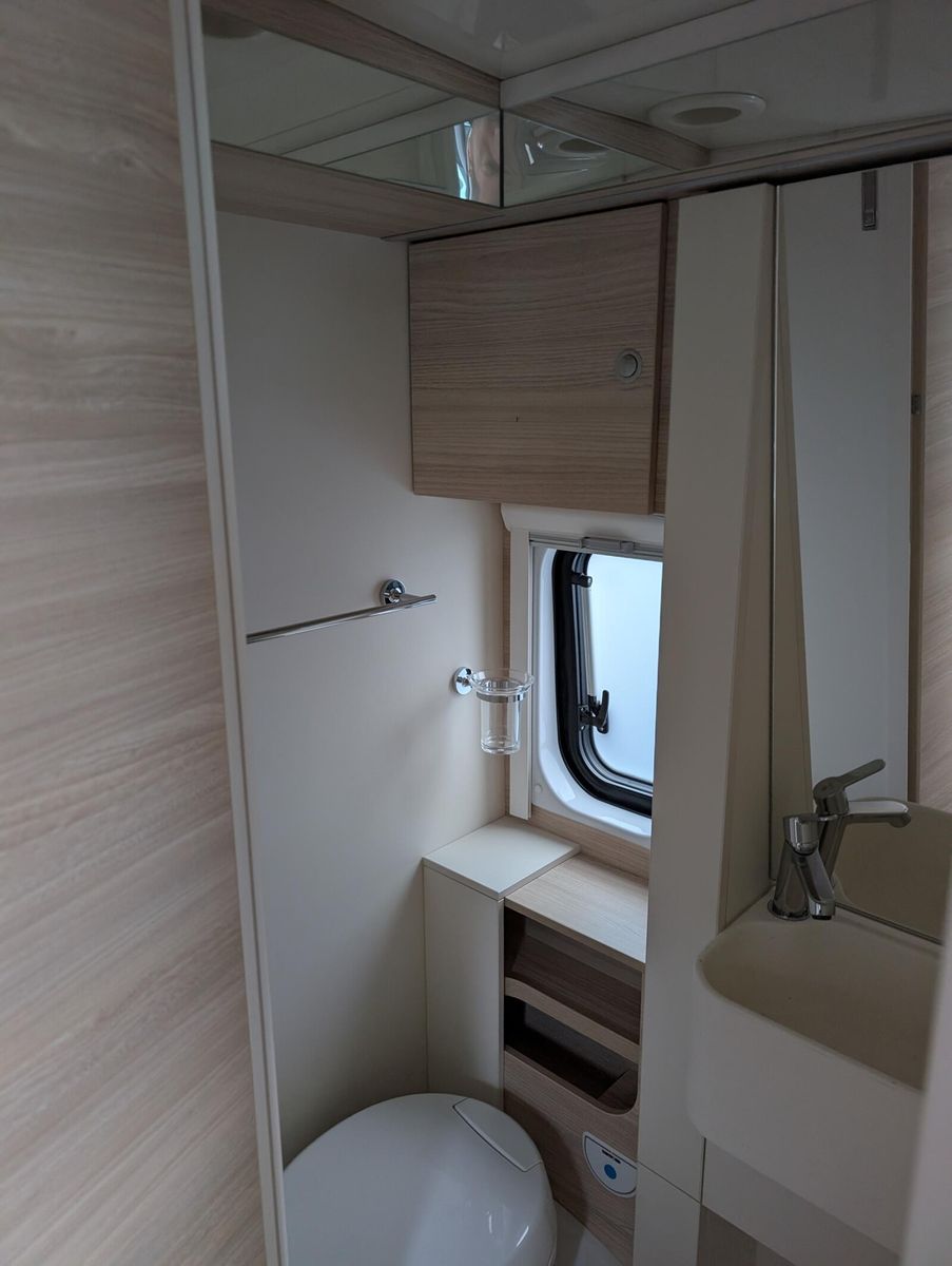 Fahrzeugabbildung Eura Mobil Van V 595 HB Captain-Chair-Sitze, Solar, Skyroof