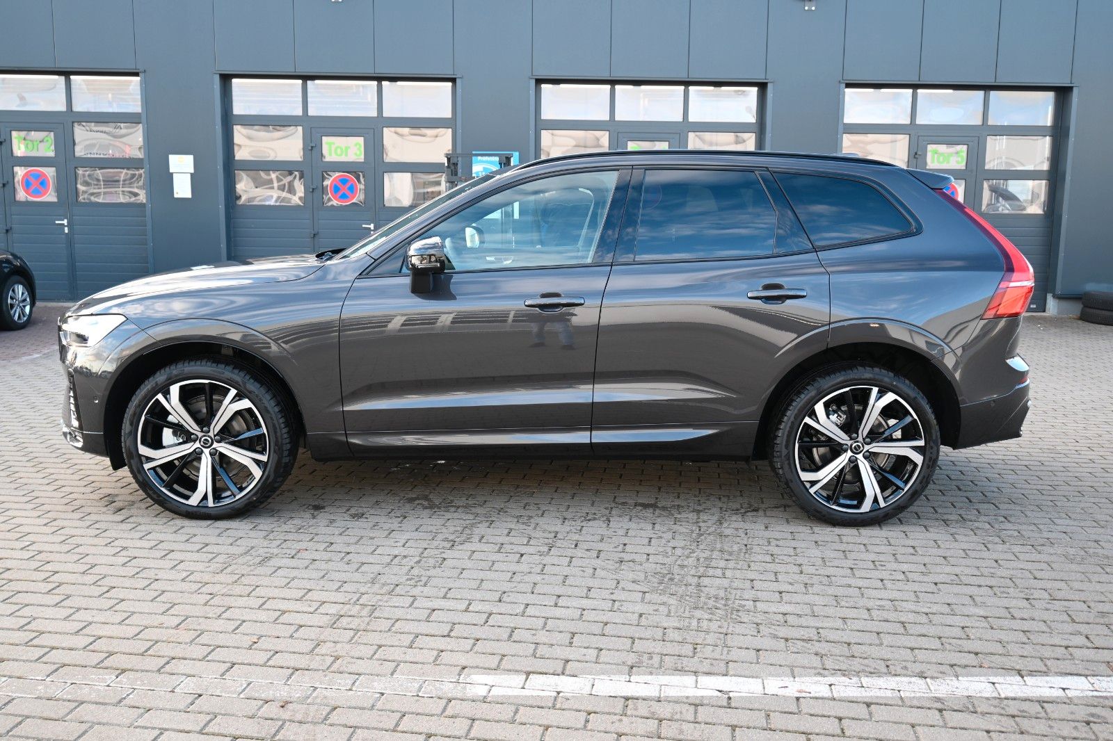 Fahrzeugabbildung Volvo XC60 B4 D AWD Autom. Plus Dark*STDHZG*ACC*AHK