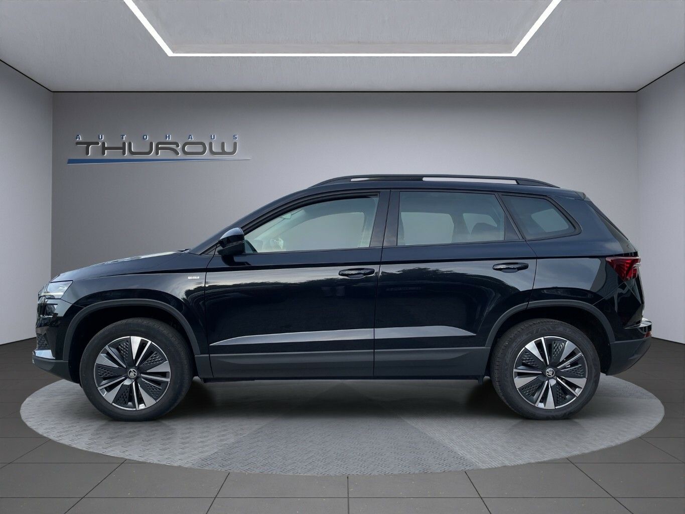 Skoda Karoq 2.0 TDI Tour Black Design ACC Navi imagem 3