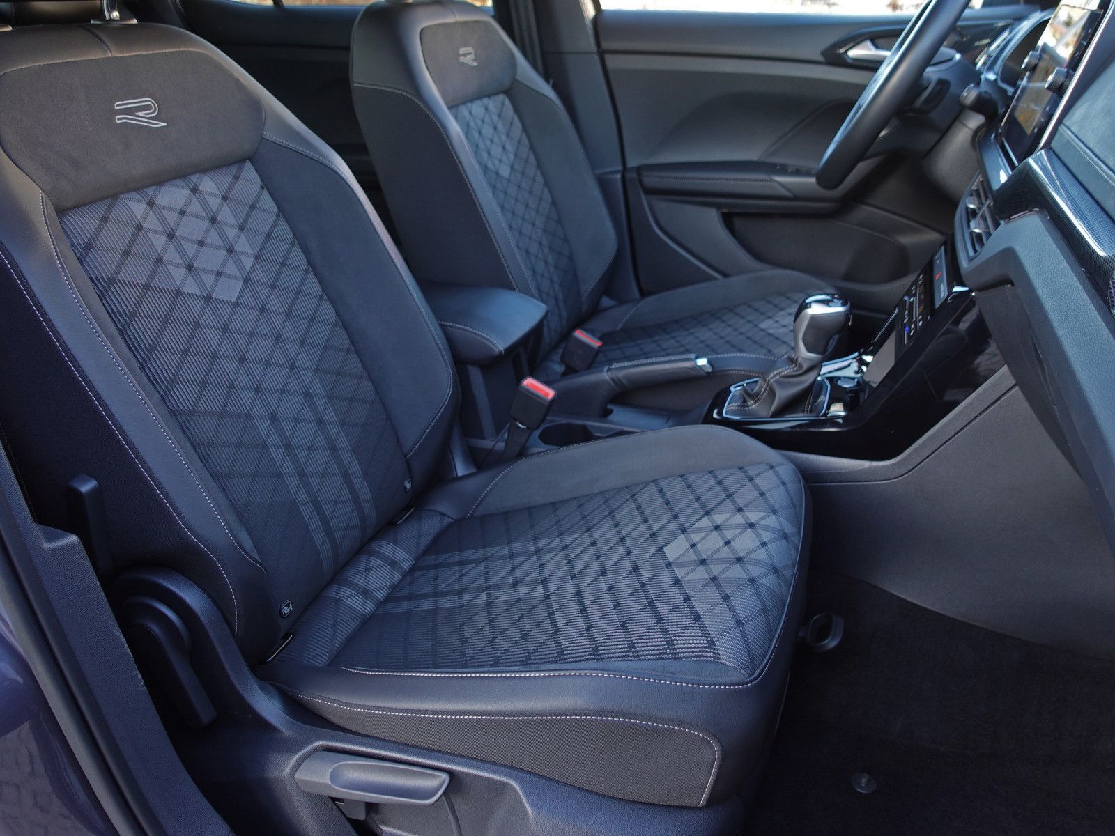 Fahrzeugabbildung Volkswagen T-Cross 1.5 TSI DSG R-Line AHK Matrix ACC RFK