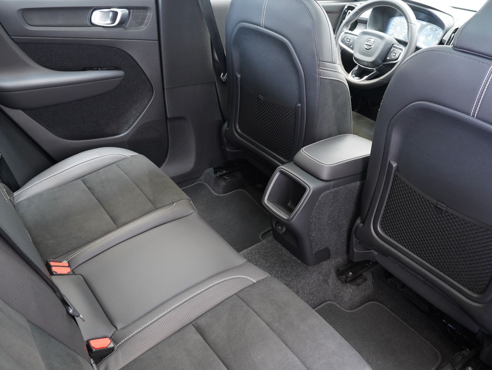 Fahrzeugabbildung Volvo XC40 T3 R Design LED/NAV/KAMERA/PANO