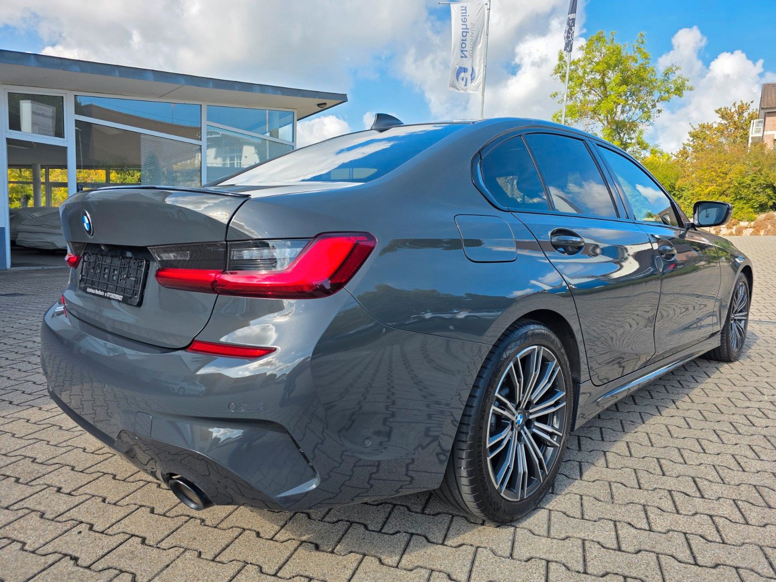 BMW 330 i lim. M Sport Navi LED Schiebedach foto 4