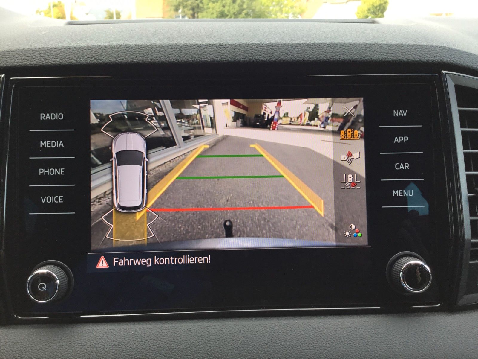 Fahrzeugabbildung SKODA Karoq 2.0l TSI DSG 4x4 Sportline+AHK+Matrix+Pano