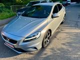 Volvo V40 R-DesignAut.NavLederFullLedGarantiNavi - Volvo V40 mit Benzin-Antrieb: Limousine, R Design
