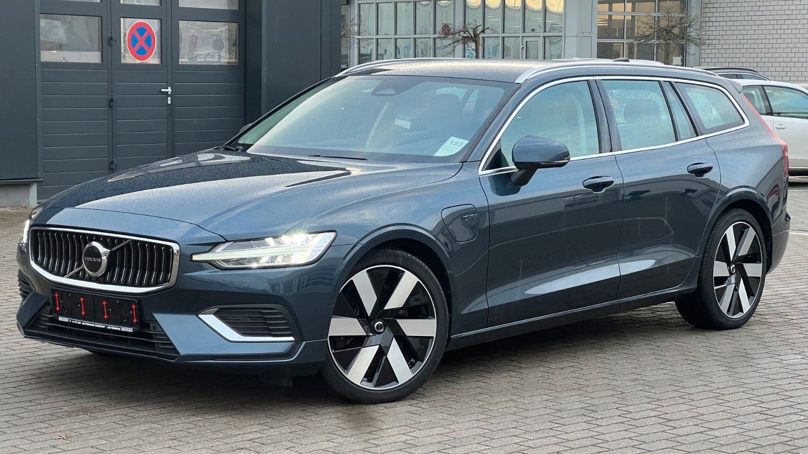 Fahrzeugabbildung Volvo V60 T6 PHEV AWD Essential *Leder*PDC*LHZG*
