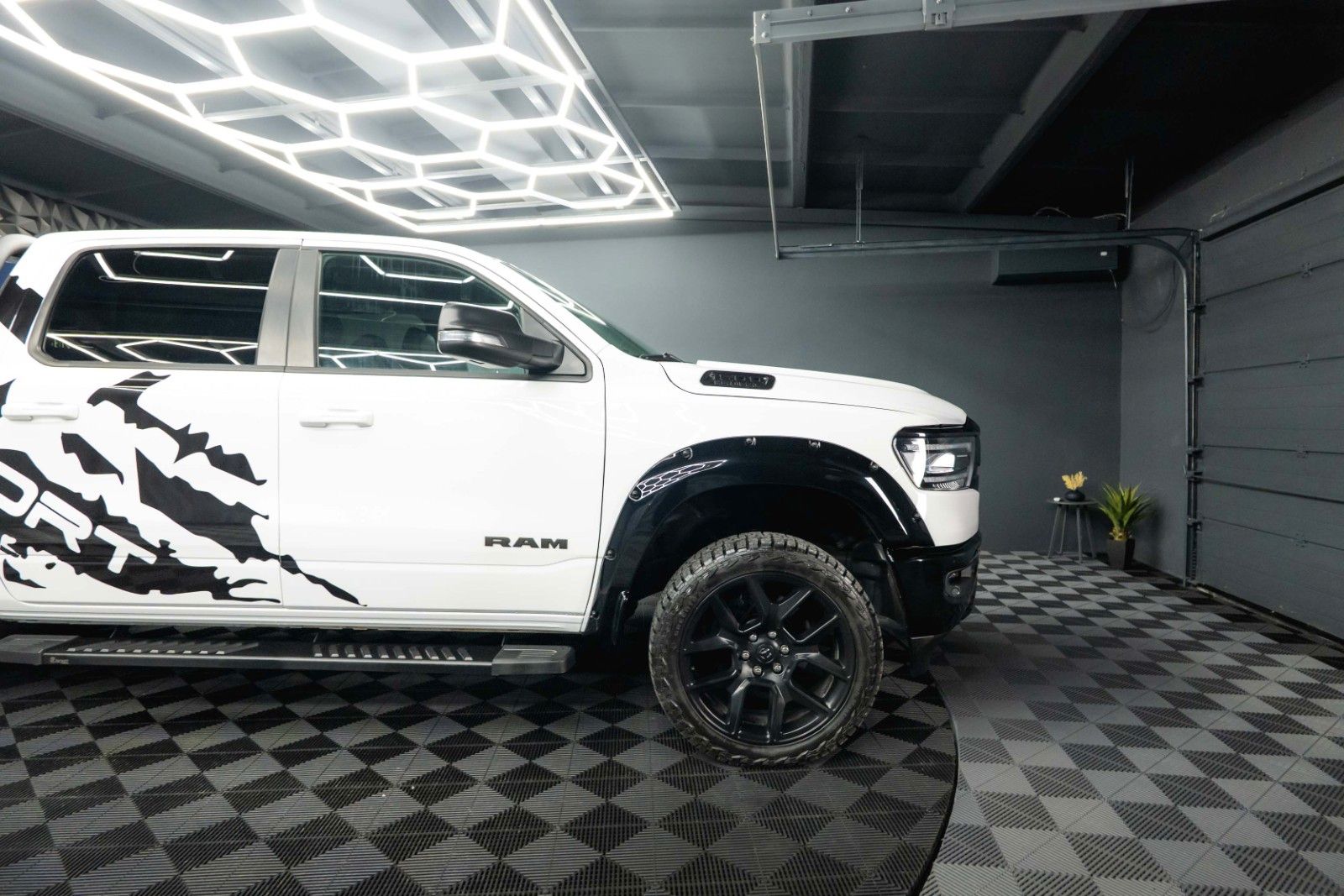 Fahrzeugabbildung Dodge RAM 5.7 V8 HEMI 4x4 OFFROAD LONGBED AXLE LOCK