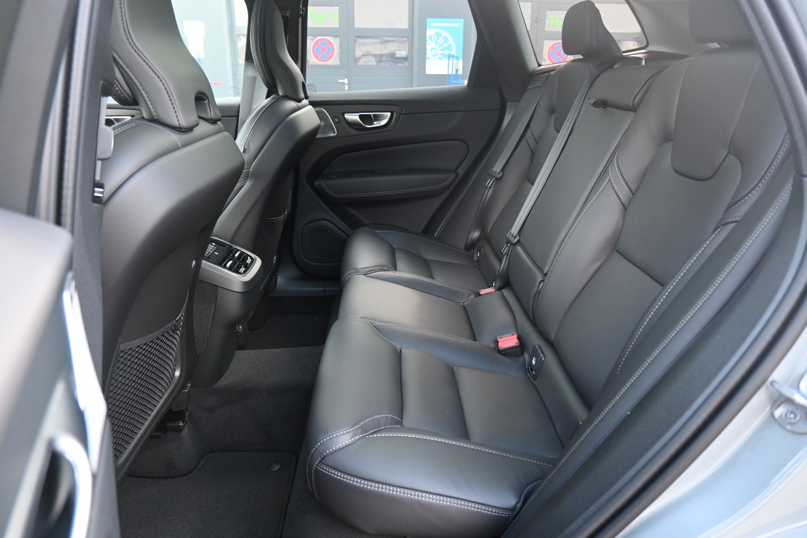 Fahrzeugabbildung Volvo XC60 B4 D AWD Ultimate Dark*STDHZG*360°*LUFT*ACC