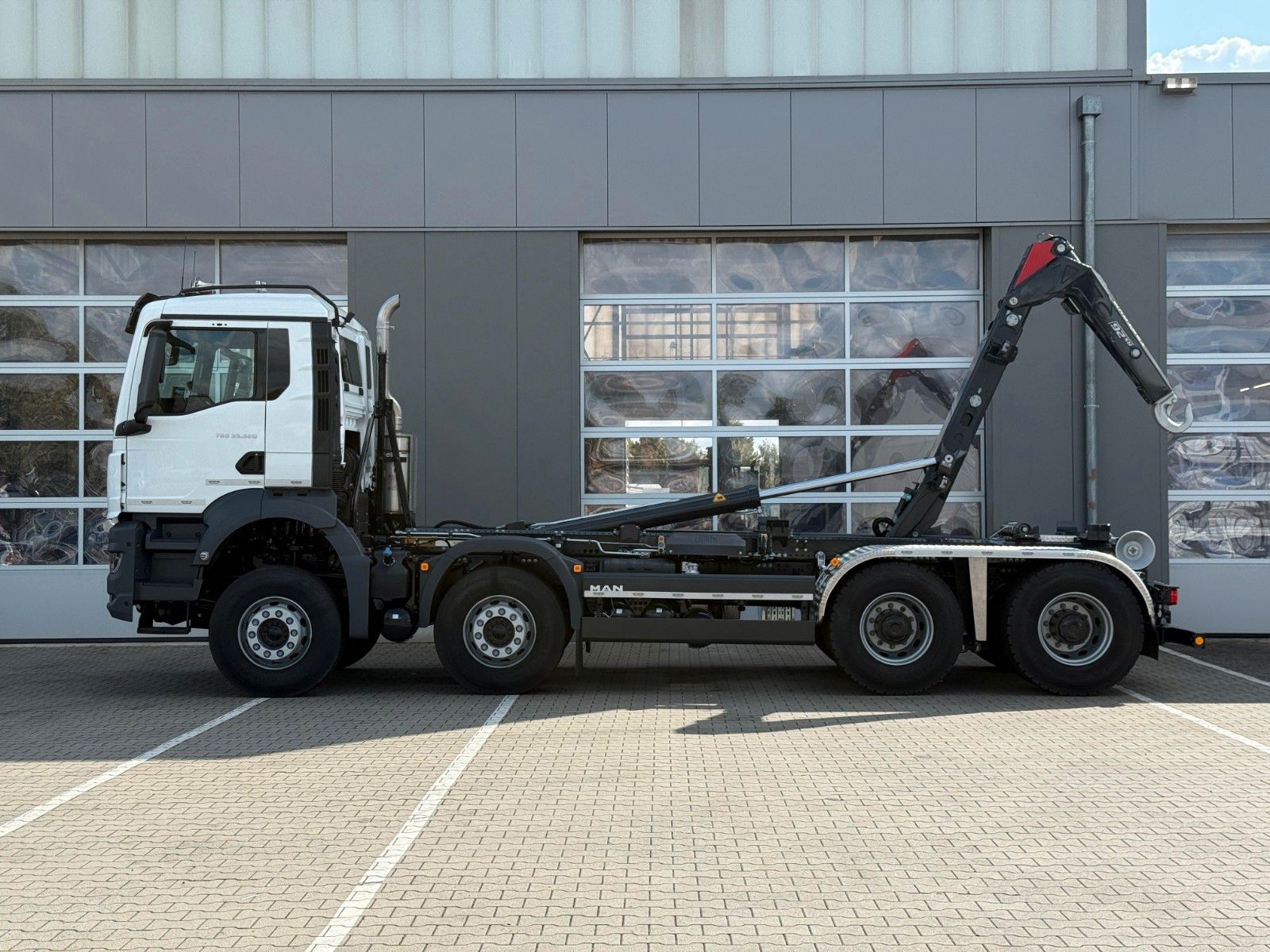 Fahrzeugabbildung MAN TGS 35.520 8x4 BL Abrollkipper MEILLER 26.65-TSL