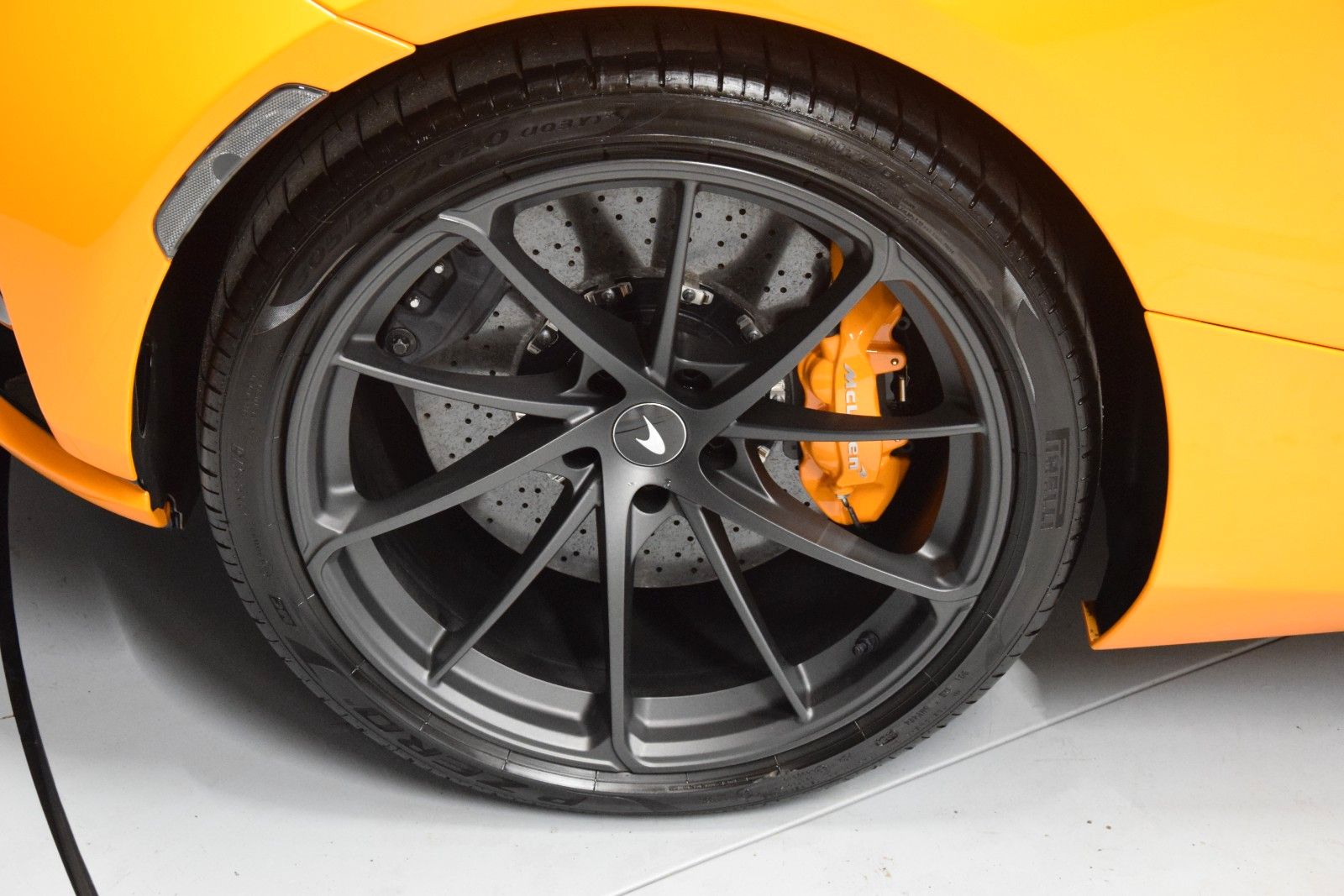 Fahrzeugabbildung McLaren 750S Black Pack / Lift Schale B&W Aero Kamera