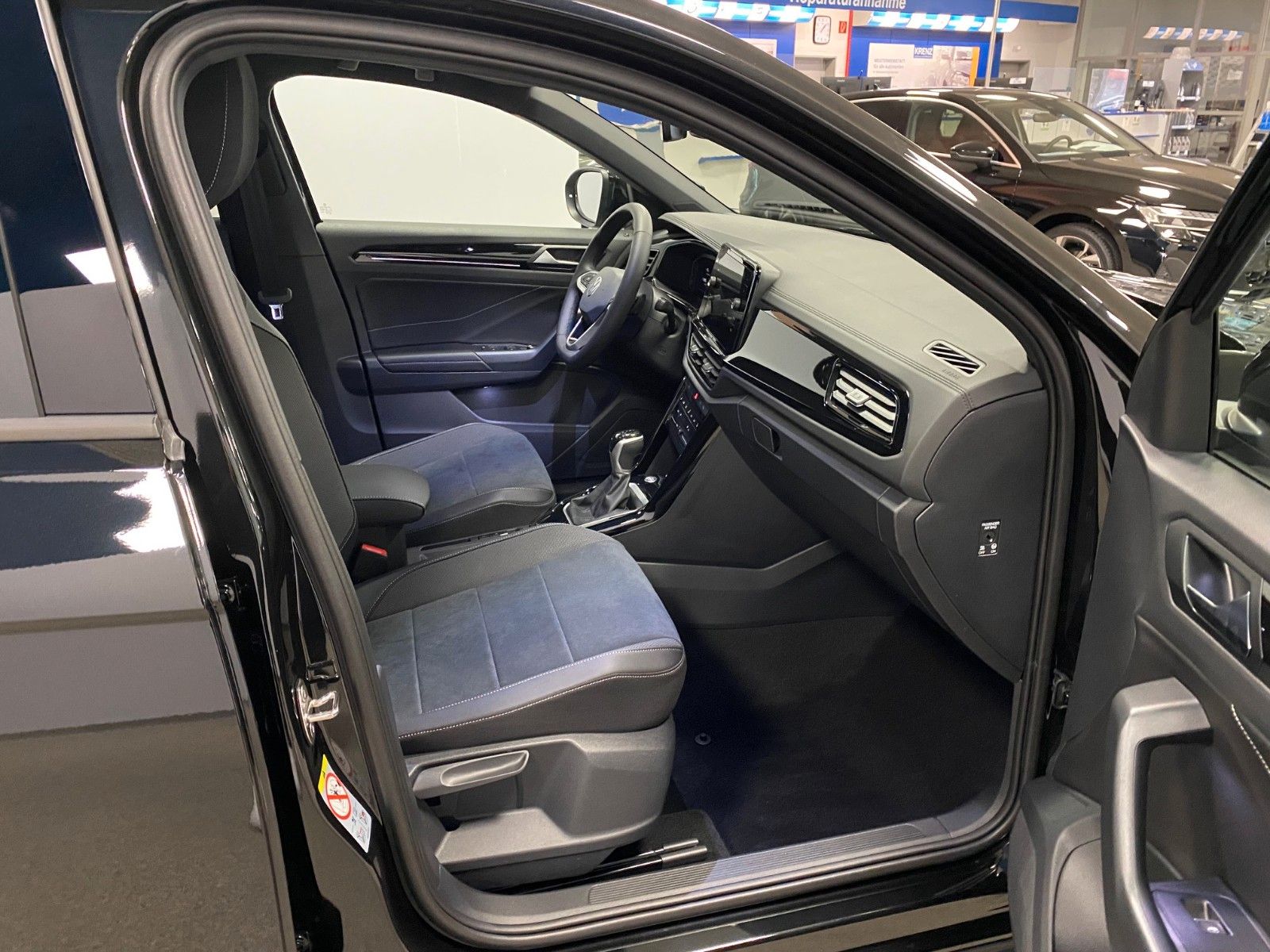 Fahrzeugabbildung Volkswagen T-Roc 1.5 TSI DSG+STYLE+PANORAMA+19"+ACC+MATRIX+