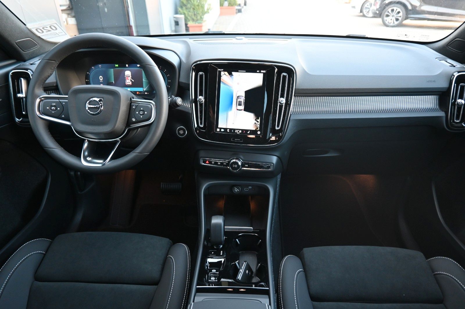 Fahrzeugabbildung Volvo XC40 B4 DKG Plus Dark*FSHZG*360°*ACC*AHK