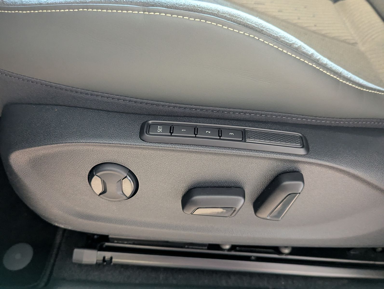 Fahrzeugabbildung CUPRA Terramar 1.5 TSI Tribe Senn Pano Matrix HUD AHK