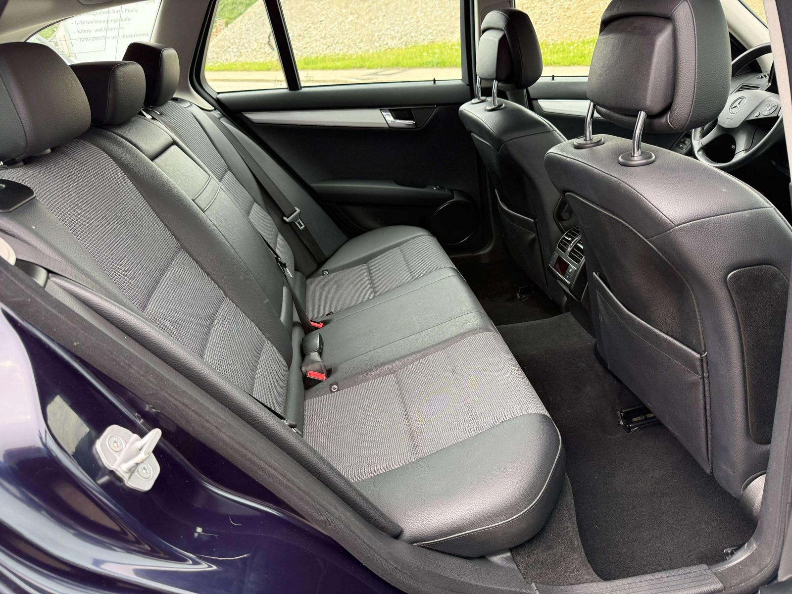 Mercedes-Benz C230 2008 — photo 20