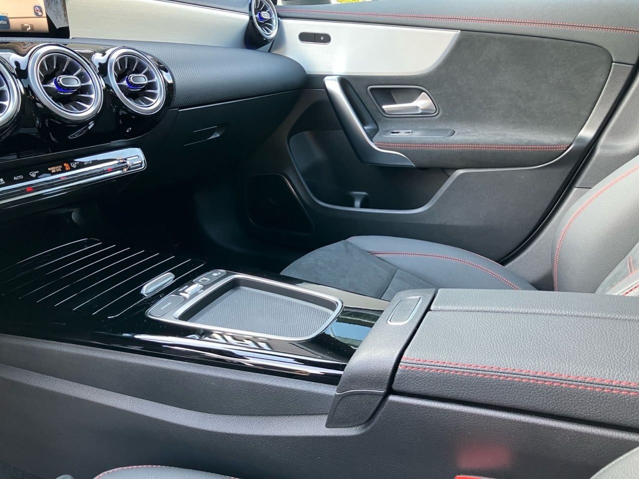 Fahrzeugabbildung Mercedes-Benz CLA 250 4M SB AMG Pano+Night+Burmester+Totw+Ambi